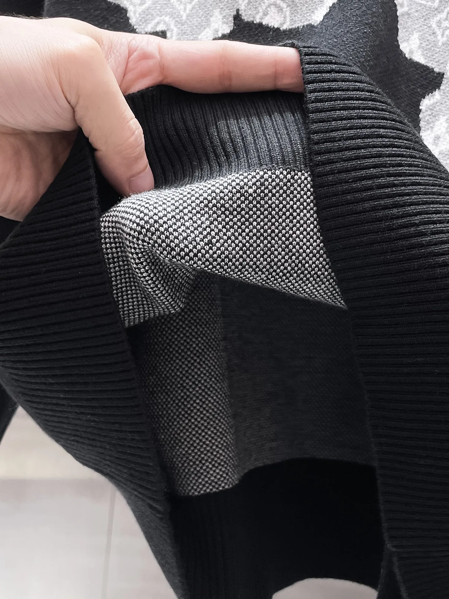 🅿️440 Louis Vuitton LV 2025ss new wool blended round neck long-sleeved sweater cardigan bottoming sweater, high-end version! The custom-made fabrics at the counter are highly breathable and comfortable, with impeccable details and brand element design concepts, reflecting high quality. It feels delicate and soft! It presents a casual cut and the upper body shape is great! 🐉Code size: M-3XL